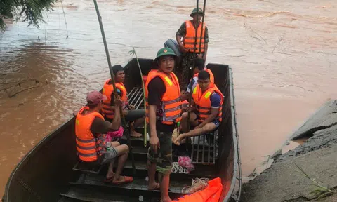 Khẩn trương tìm kiếm hai cha con bị nước lũ cuốn trôi